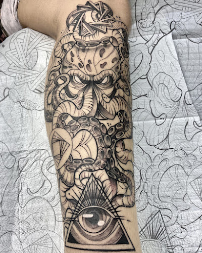 Daniel Freire | Tatuador | Tatuagem | BlackWork Autoral | Estúdio de Tatuagem